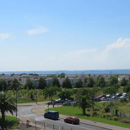 T2 Cabine Avec Terrasse Et Parking Prive A Sete - Fr-1-472-103