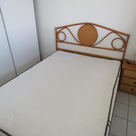 T2 Cabine Avec Terrasse Et Parking Prive A Sete - Fr-1-472-103