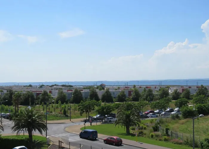 T2 Cabine Avec Terrasse Et Parking Prive A Sete - Fr-1-472-103