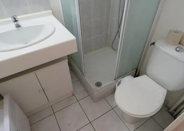 T2 Cabine Avec Terrasse Et Parking Prive A Sete - Fr-1-472-103 *